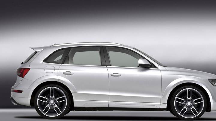 Side Pose Of 2009 Audi Q5 Caractere  In White N Grey Background